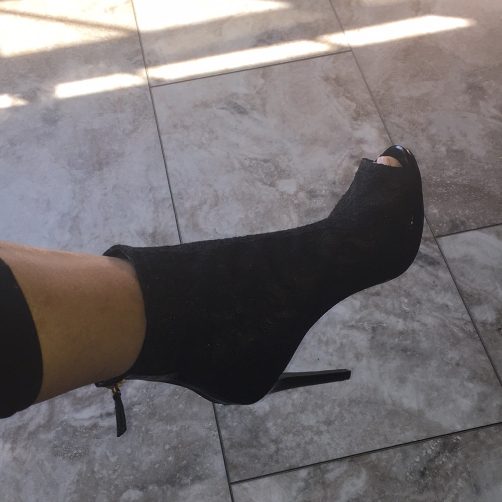 GUESS NWT BLACK LACE ARAYA PEEP TOE BOOTIES SIZE 9 - Picture 5 of 10